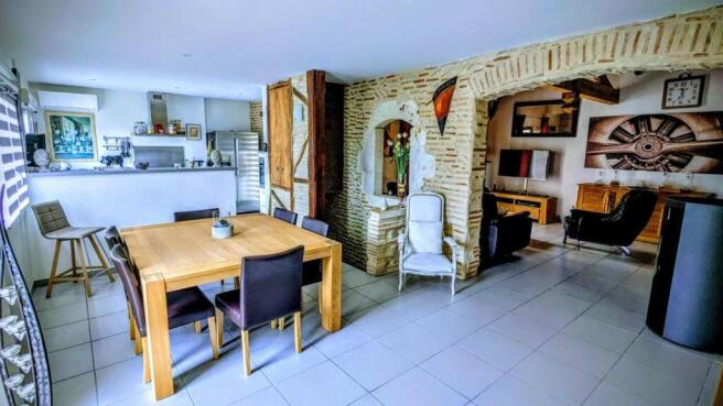 Une salle à manger ouverte avec une grande table e