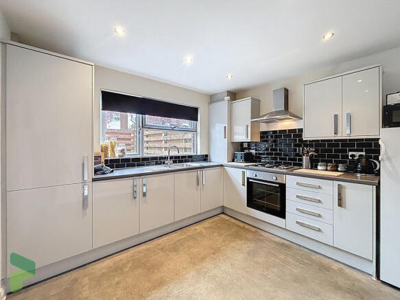 Fully Fitted Kitc...