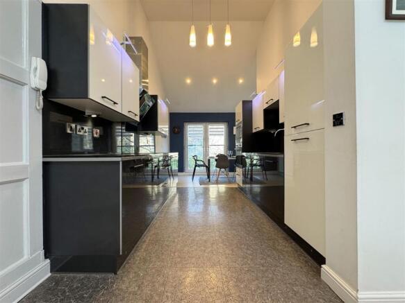 3 bed Town House for sale Image 8