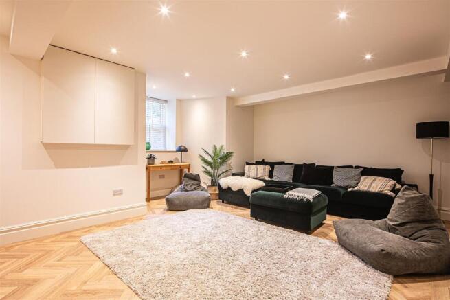 5 bed Semi-Detached for sale Image 11