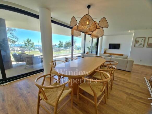 Extraordinary 2 bedroom flat in front of the sea