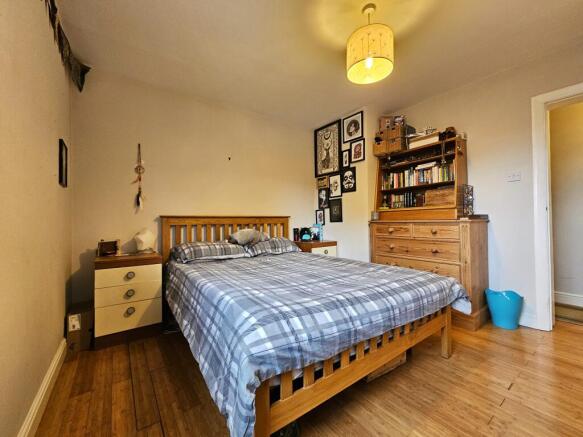 2 bed Flat for sale Image 5