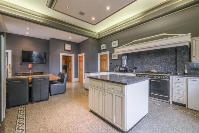 5 bed Detached for sale Image 12