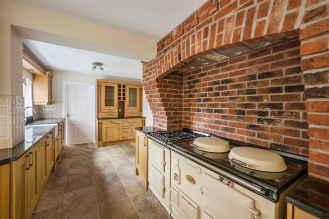 5 bed Detached for sale Image 5