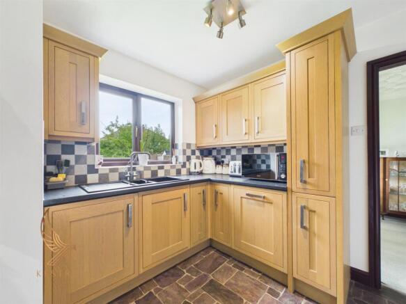 5 bed Detached for sale Image 11