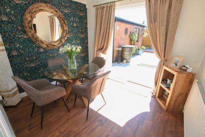 BEDROOM 2/ DINING ROOM