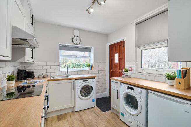 7 bed House to rent Image 9
