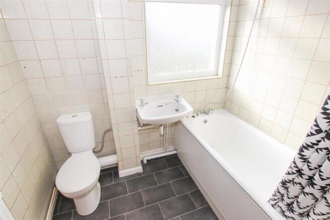 FIRST FLOOR BATHROOM