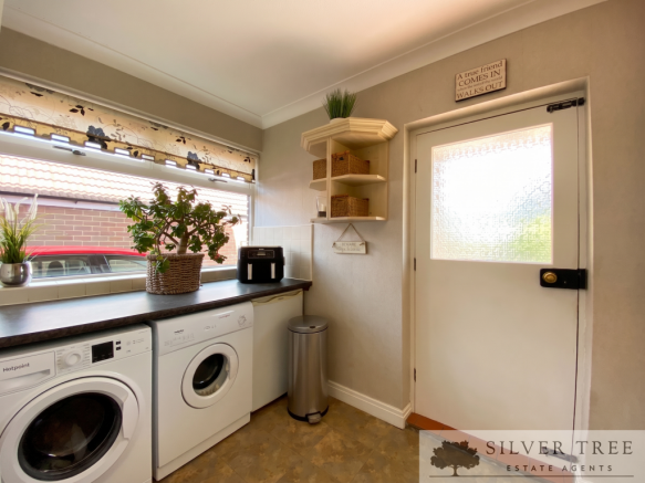4 bed Semi-Detached for sale Image 6