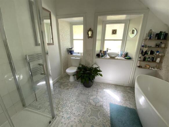 FAMILY BATHROOM.JPG