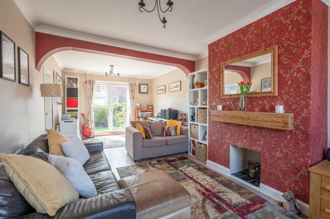 LIVING/ DINING ROOM