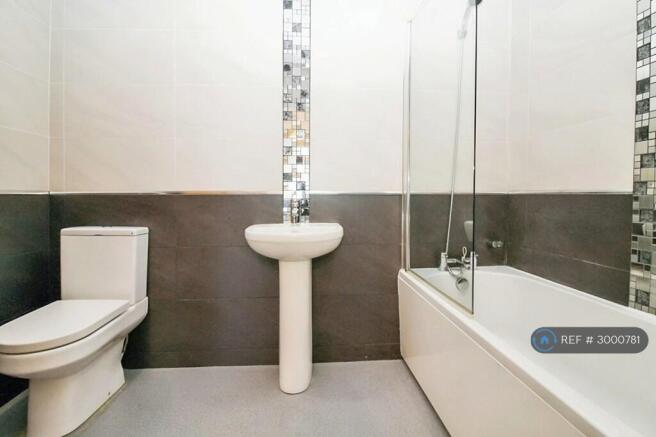 3 bed Flat to rent Image 8