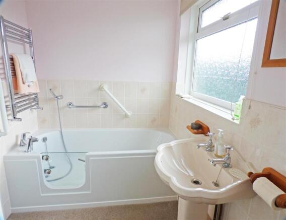 BATHROOM/ SHOWER ROOM