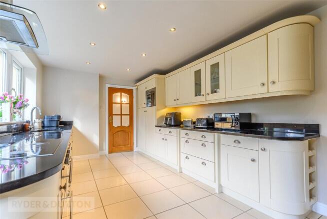 4 bed Detached for sale Image 6