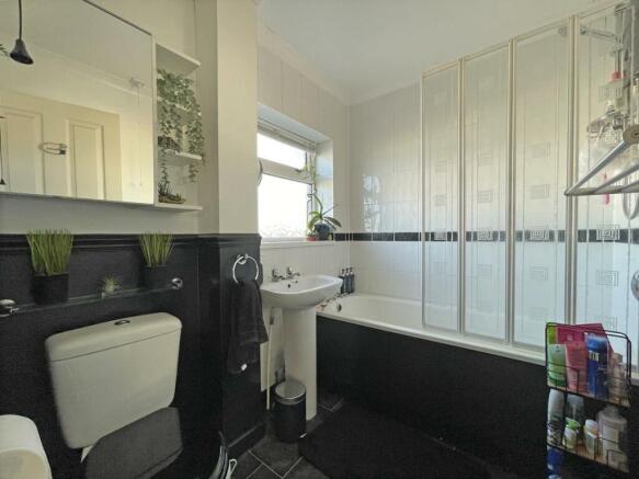 Inchkeith Road 29 Bathroom.jpg