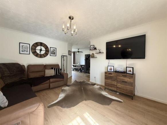 3 bed Detached to rent Image 2
