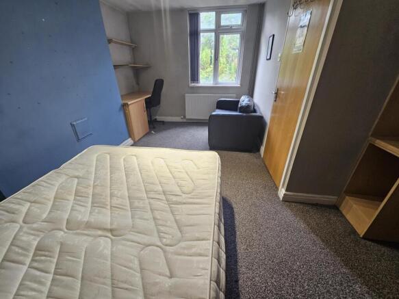 Bright, neatly presented double bedroom with a ...