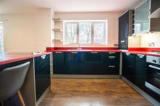 5 bed Detached to rent Image 8