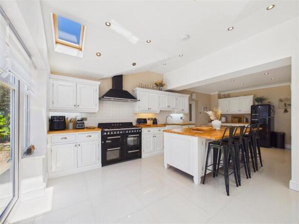 4 bed Detached for sale Image 12