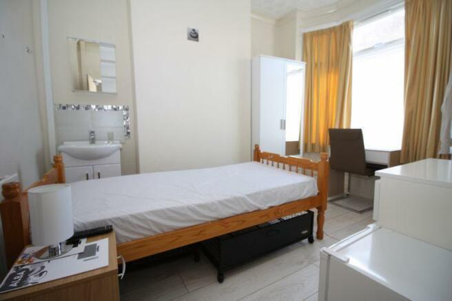 4 bed House to rent Image 9