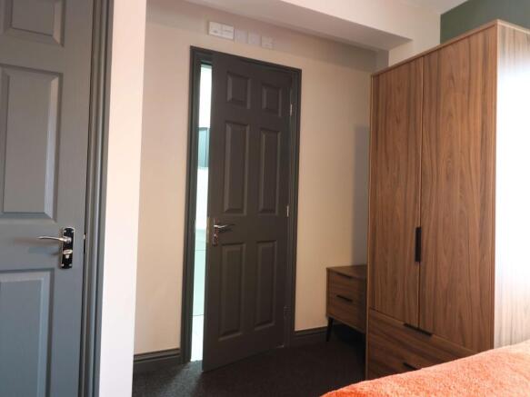 26 Clive Road Room 5 3.JPG