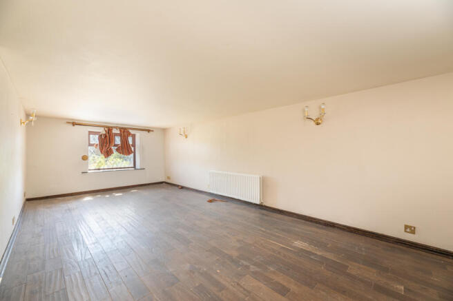 5 bed Detached for sale Image 5
