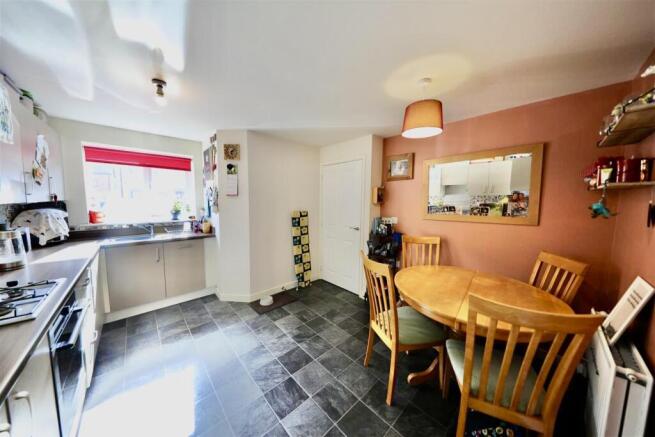 3 bed Semi-Detached for sale Image 8