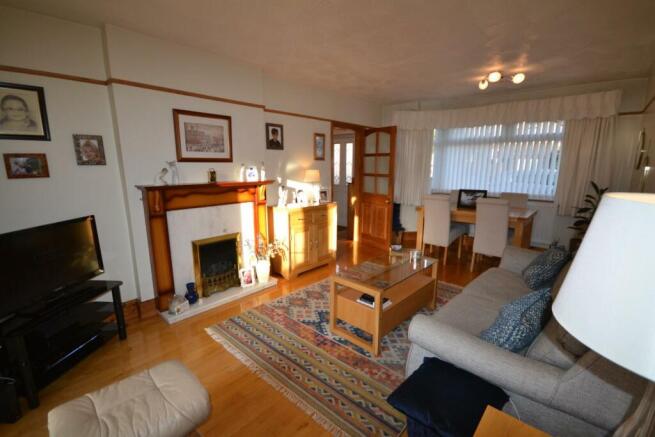 LOUNGE/DINING AREA