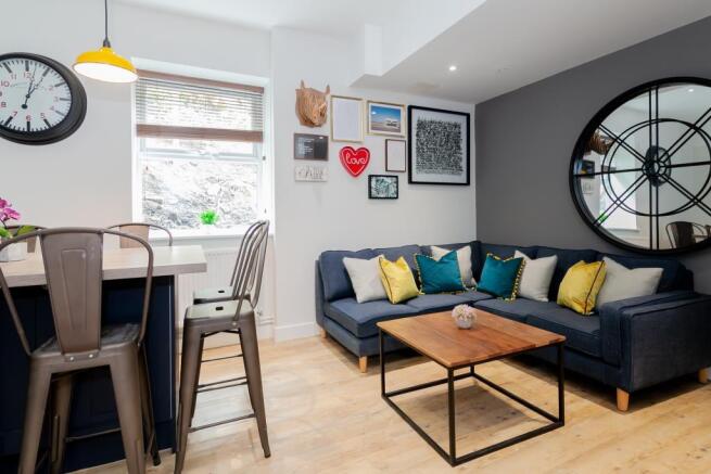 7 bed Flat to rent Image 4