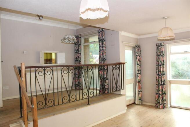 Split level lounge/dining area