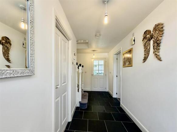 4 bed Detached for sale Image 8