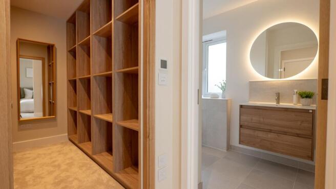 Primary En-Suite & Walk In Wardrobe