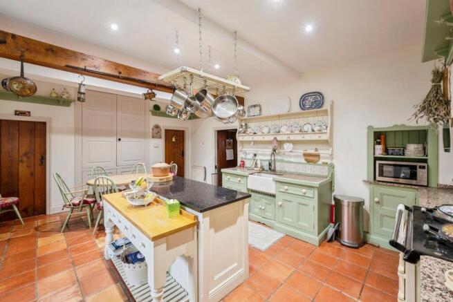 9 bed Detached for sale Image 11