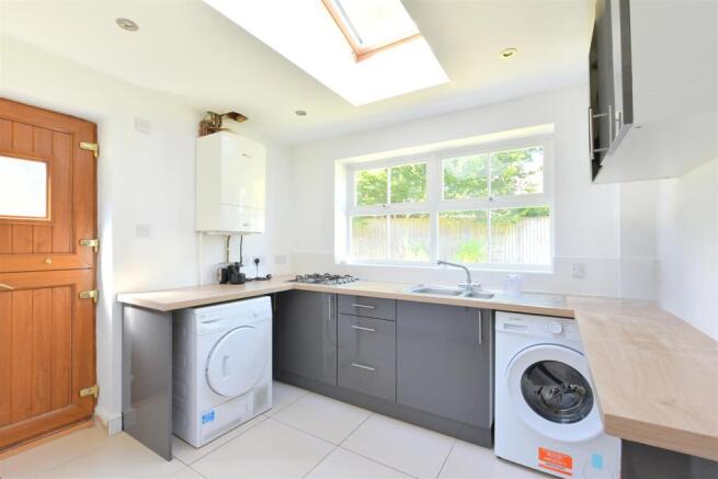 7 bed Detached to rent Image 11