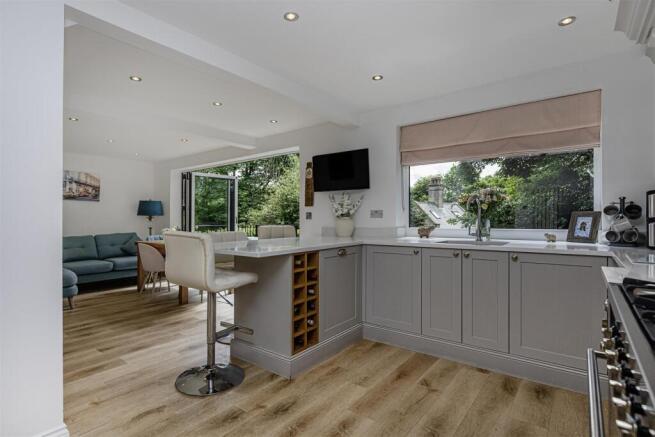 5 bed Detached for sale Image 10