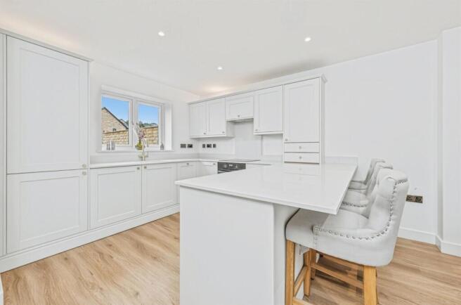 4 bed Semi-Detached for sale Image 6
