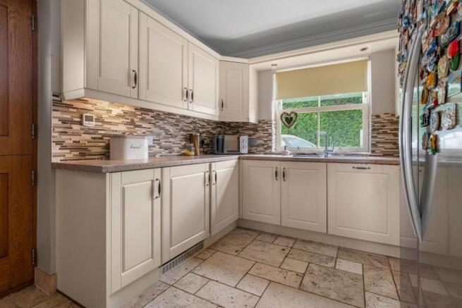5 bed Detached for sale Image 10