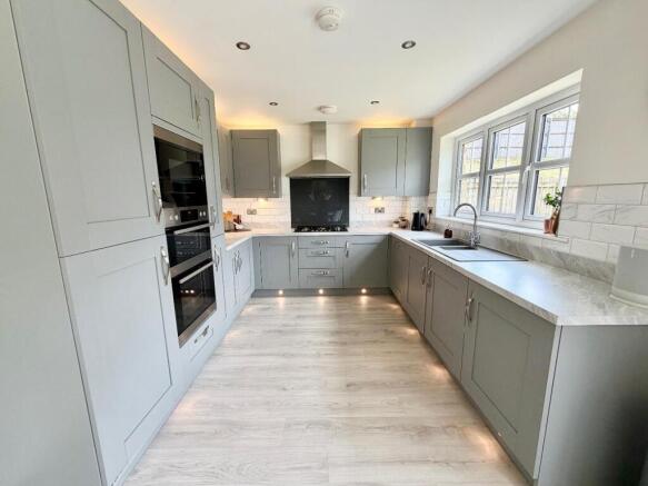 4 bed Detached for sale Image 11