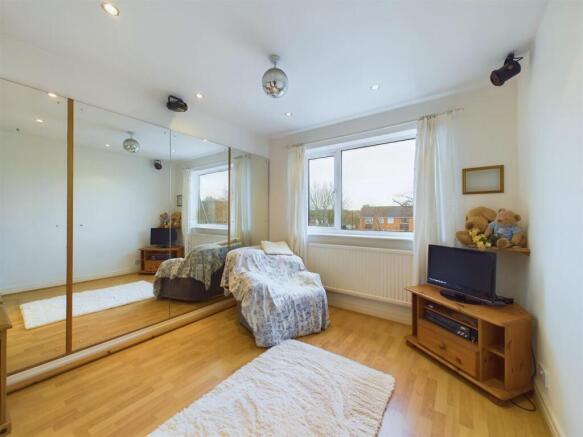 5 bed Detached for sale Image 8