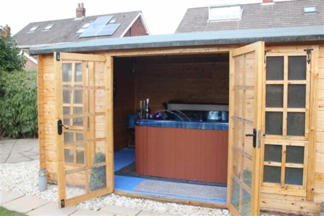 VENDORS PHOTO OUTBUILDING