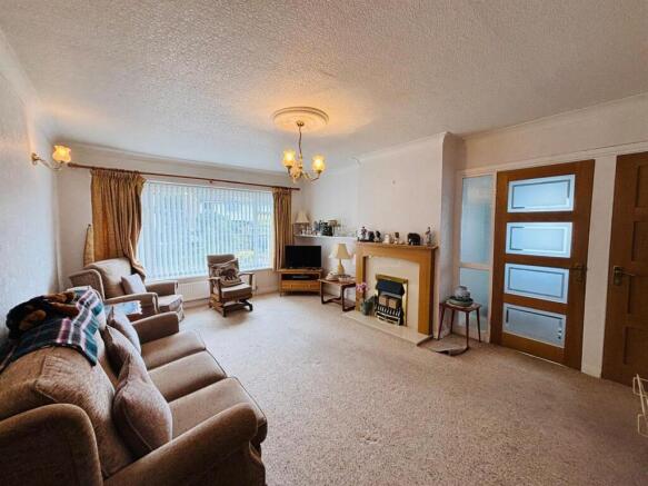 Dining / Living Room::