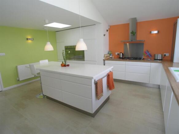 LUXURY FITTED KITCHE