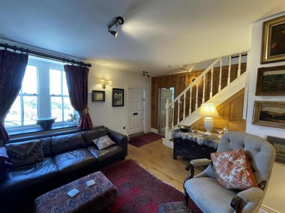 LOUNGE / SITTING ROOM