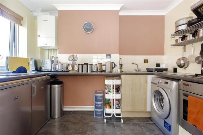 flat-Frobisher-Court-station-approach-cheam-105.jp