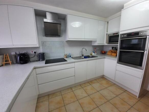 Kitchen 2.jpg