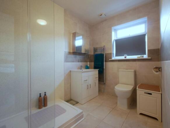 EN-SUITE SHOWER ROOM