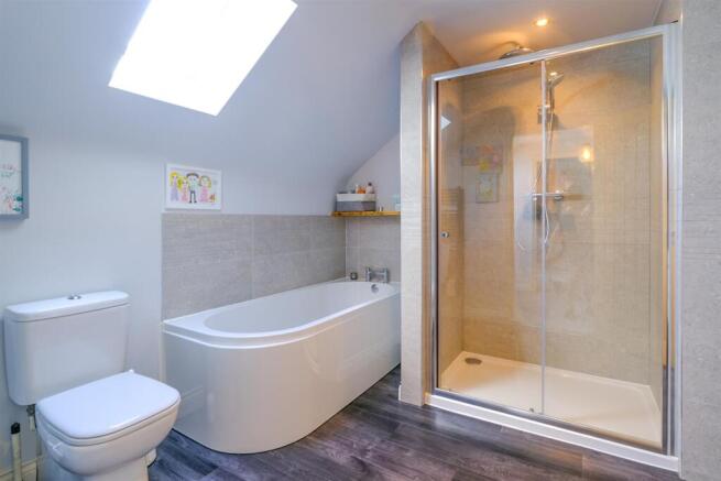 EN-SUITE BATHROOM