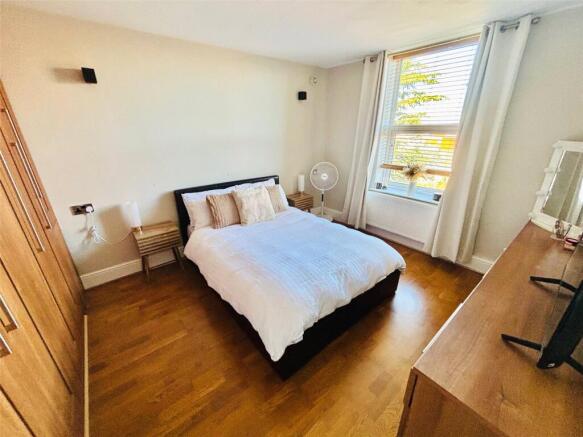 2 bed Flat for sale Image 5