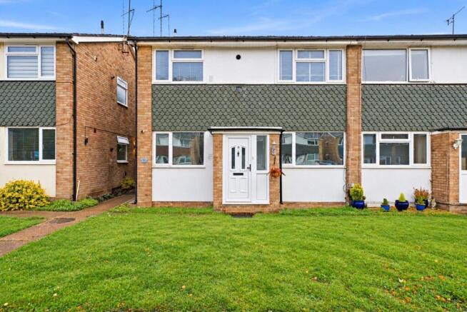 2-bed flat on Sycamore Drive, Park Street, St. Albans, Hertfordshire, AL2, £350,000