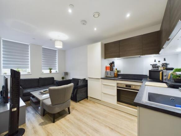 CAM01909G0-PR0088-STILL006_lge